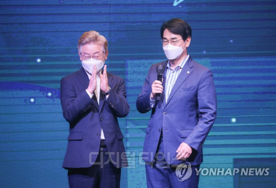 이재명, 박용진 후보 연합뉴스